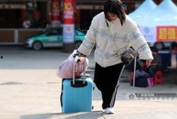 拖行李箱的女人在线观看,探寻都市女性的独立与成长之旅